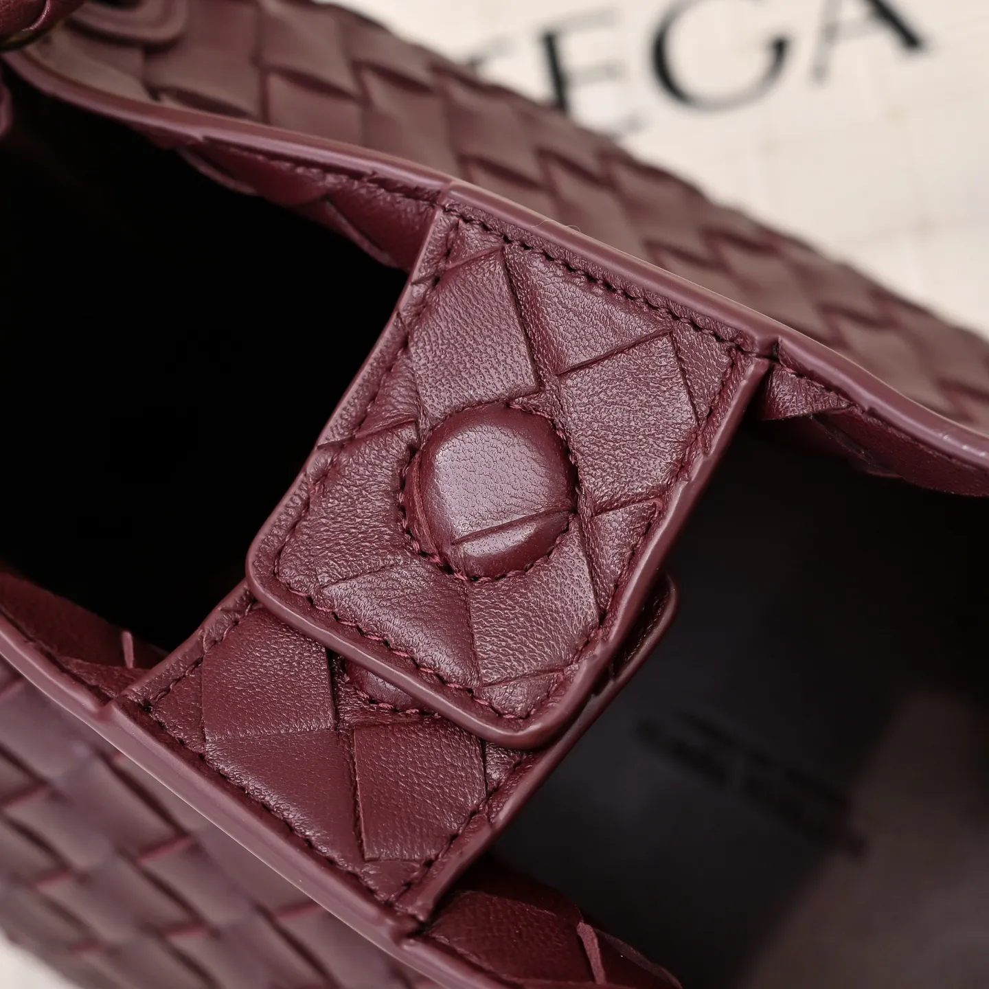 Batch 2060 BOTTEGA VENETA 2025 Autumn New Product Medium Parachuta The long-awaited new medium parachuta is here, with a unique appearance and iconic metal knots, and a whole piece of leather folds the four corners into a parachute shape! The exquisite Knot metal buckle is like putting jewelry on a bag. It is high-end and elegant. Its super capacity can hold all your things! The overall effect of this bag is very different from before. It is neither too delicate to provide a large capacity nor too bulky because of its practicality. It simply provides a perfectly suitable bag for casual and simple people👜 Style number: 5921 Size: 29.5*18.5*17.5cm